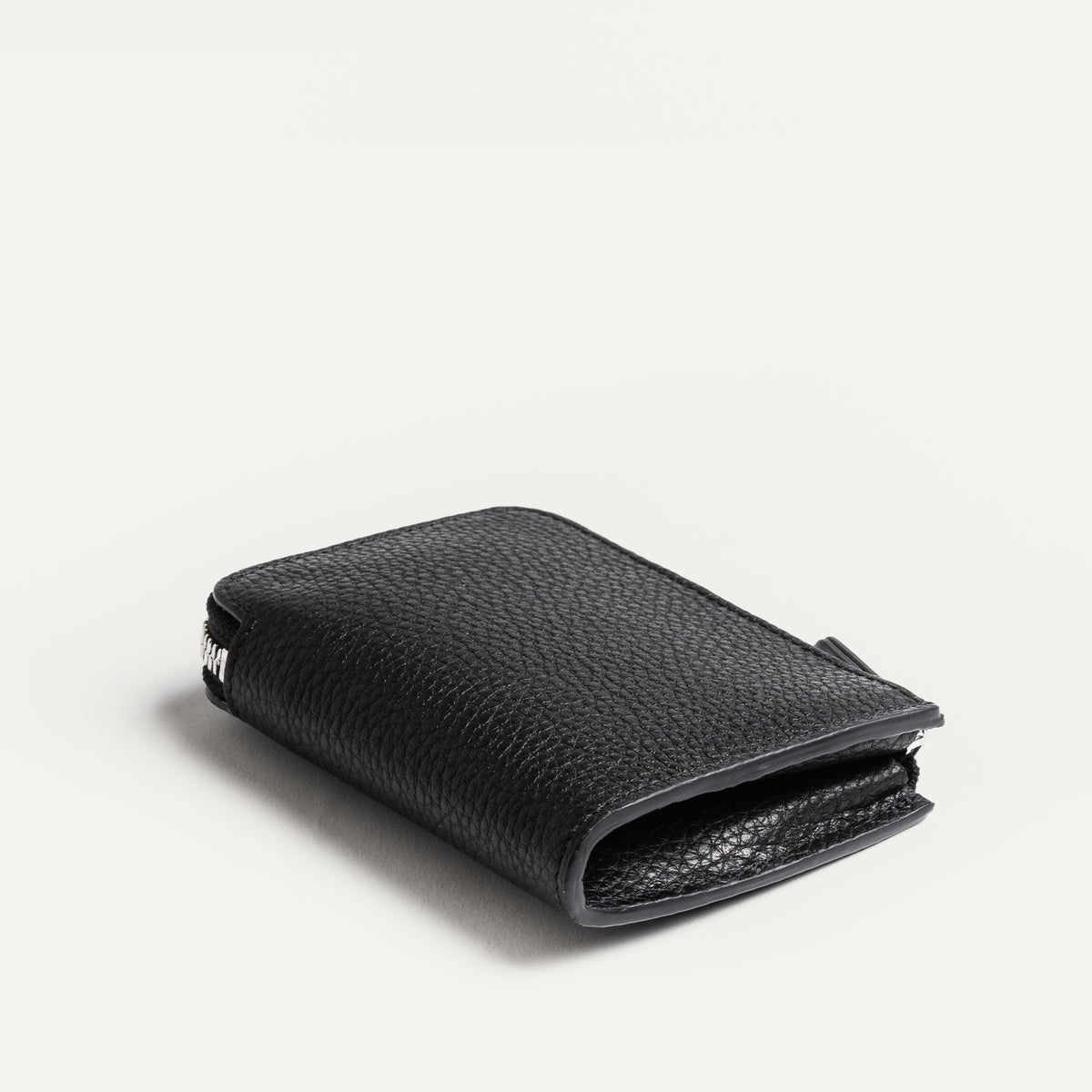 Portefeuille homme ou femme fermé, cuir grainé pleine fleur noir semi végétal pensé par lundi, modèle CLOVIS.
