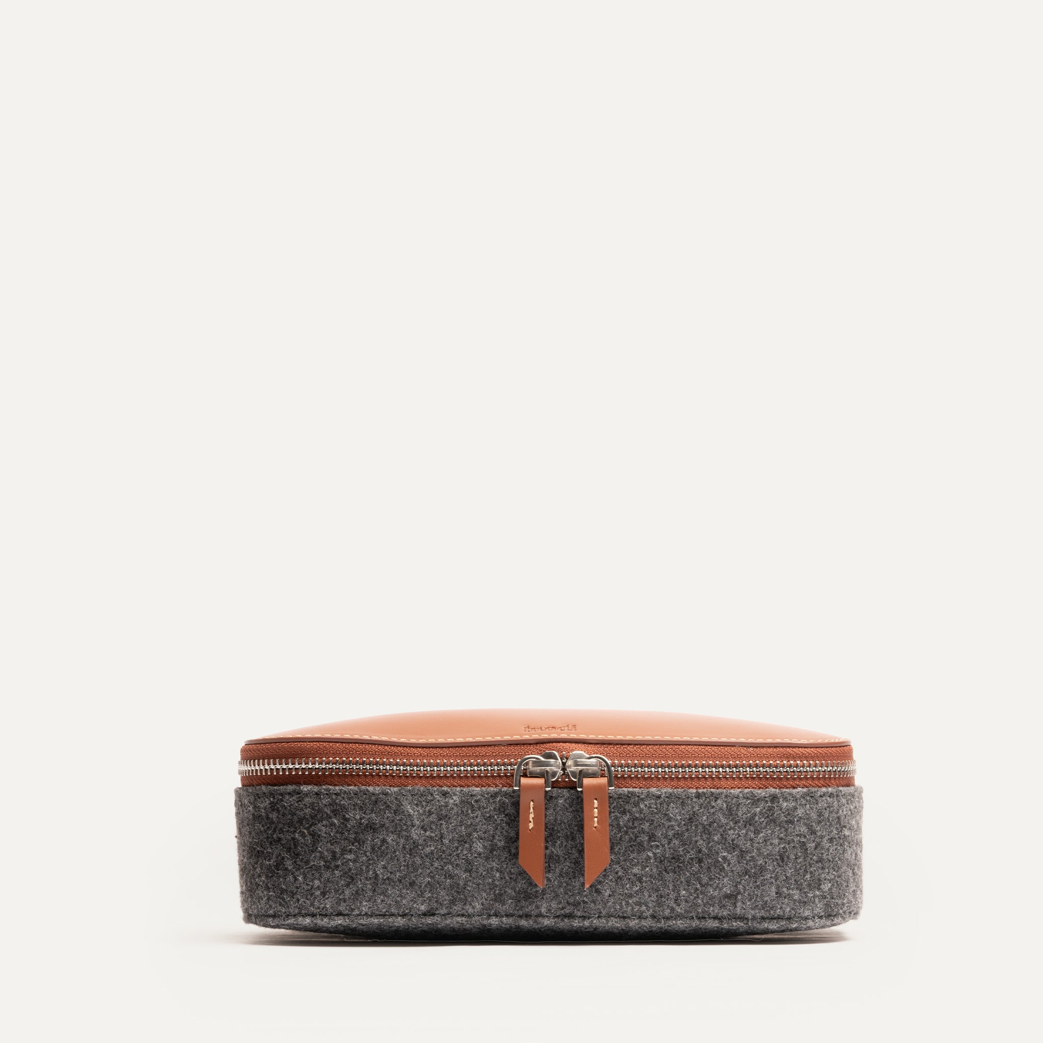 Grande trousse de toilette avec compartiment vue de face, en feutre gris et cuir camel, fermée avec fermeture éclair.