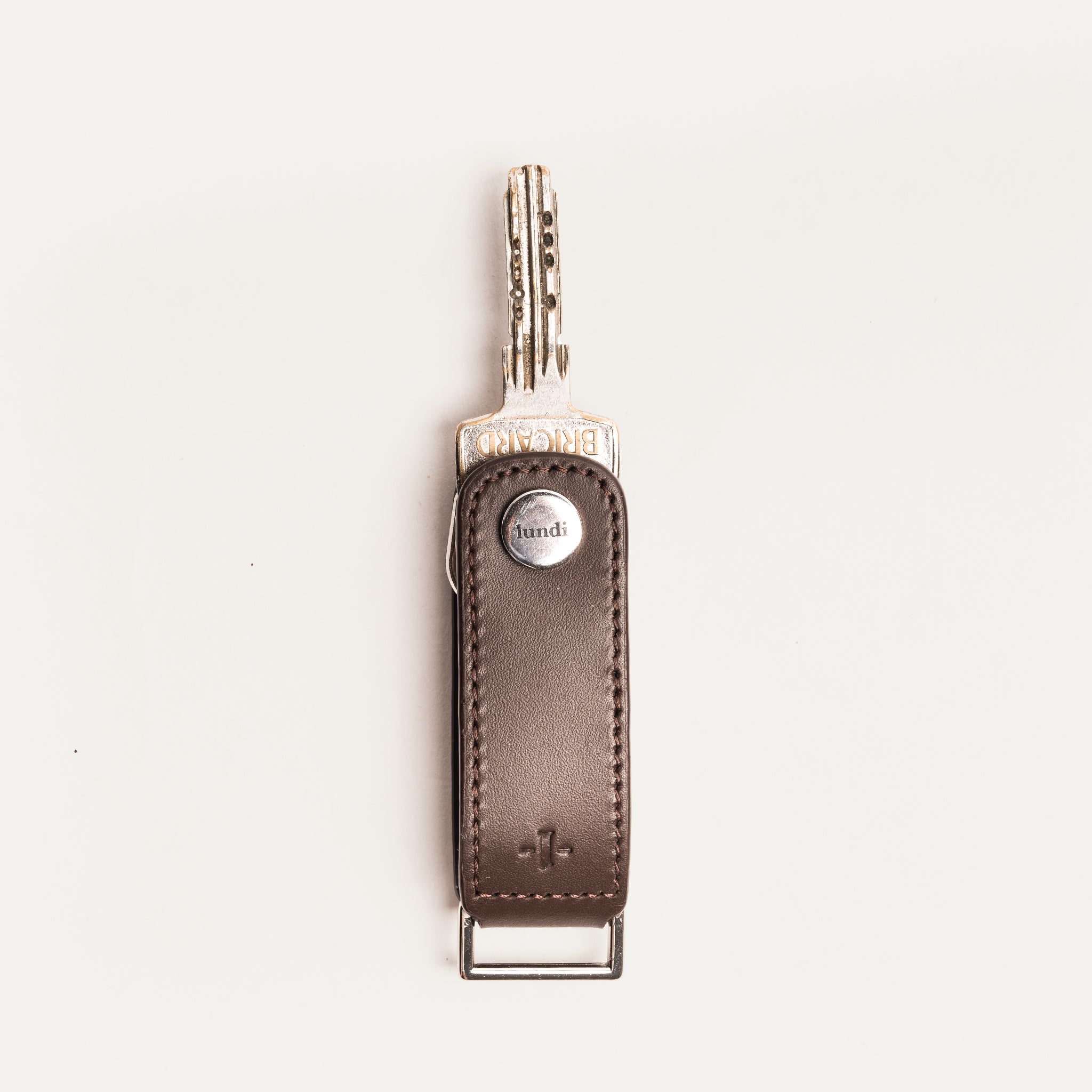 Porte clé pour homme élégant et chic en cuir marron semi végétal.