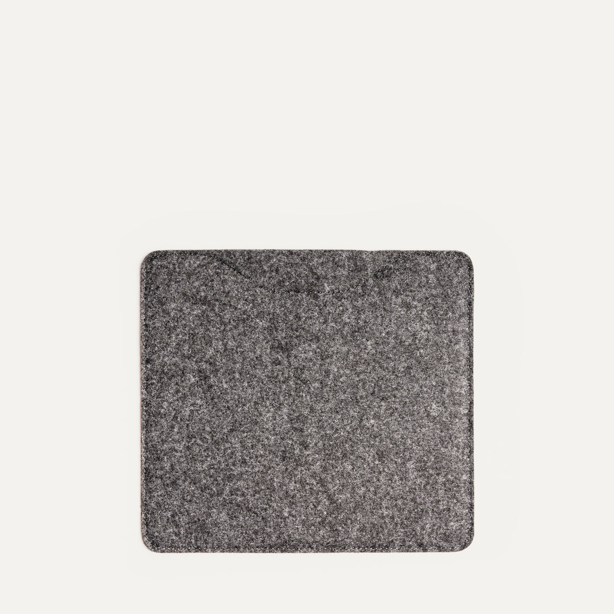 Tapis de souris ergonomique réversible en feutrine recyclé et en cuir noir.