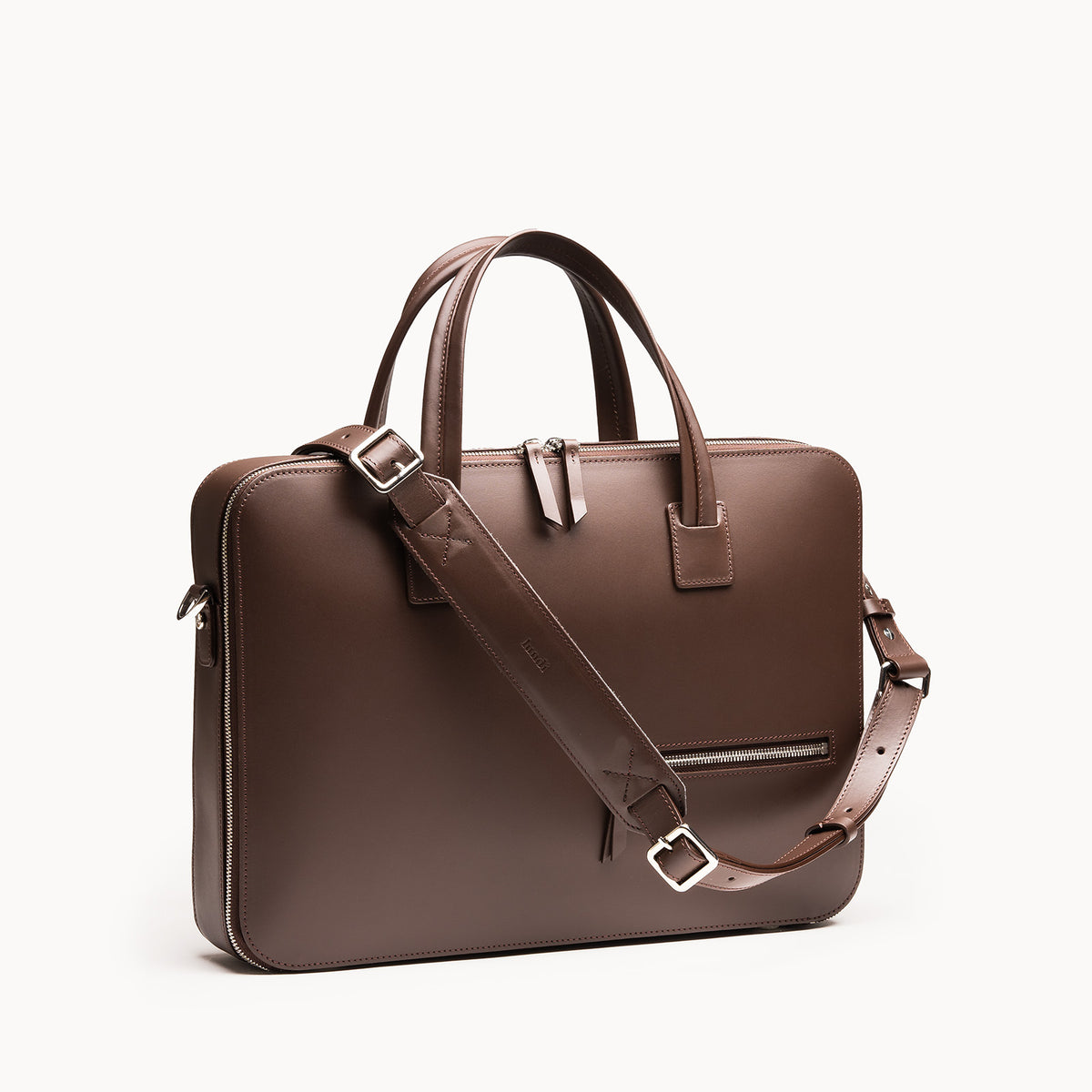Attaché case élégant en cuir marron.