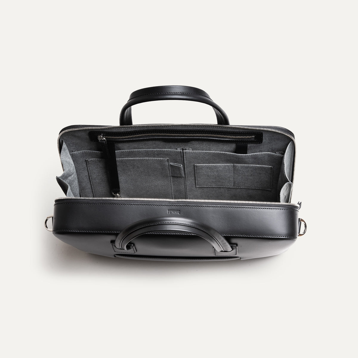 Sac à main homme pensé pour être ultra fonctionnel, équipé de compartiments spécifiques.