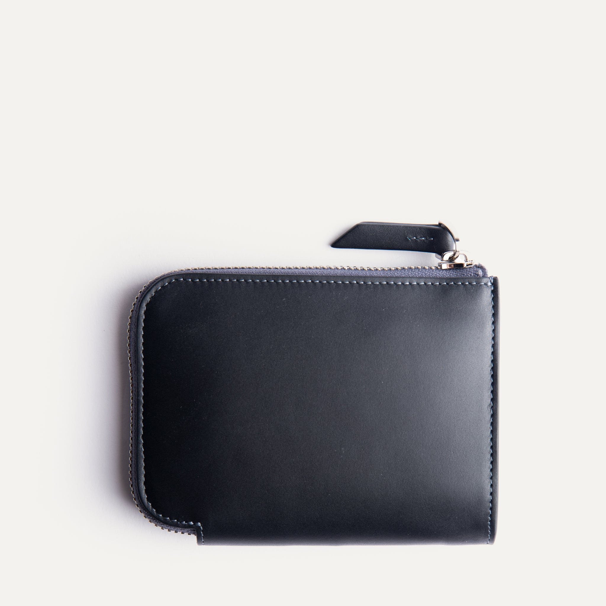 Petit portefeuille femme en cuir lisse semi végétal vu de dos.