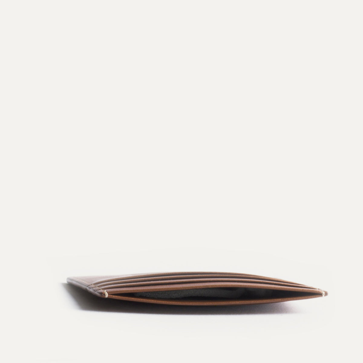 Porte carte mince en cuir cognac vu de profil - porte carte homme cuir