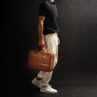 Briefcase  en cuir camel peut comporter des formats XL, idéal pour les professionnels ayant des dossiers volumineux.