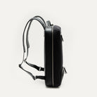 sac à dos en cuir homme avec profil compact, idéal pour se déplacer avec élégance et simplicité.