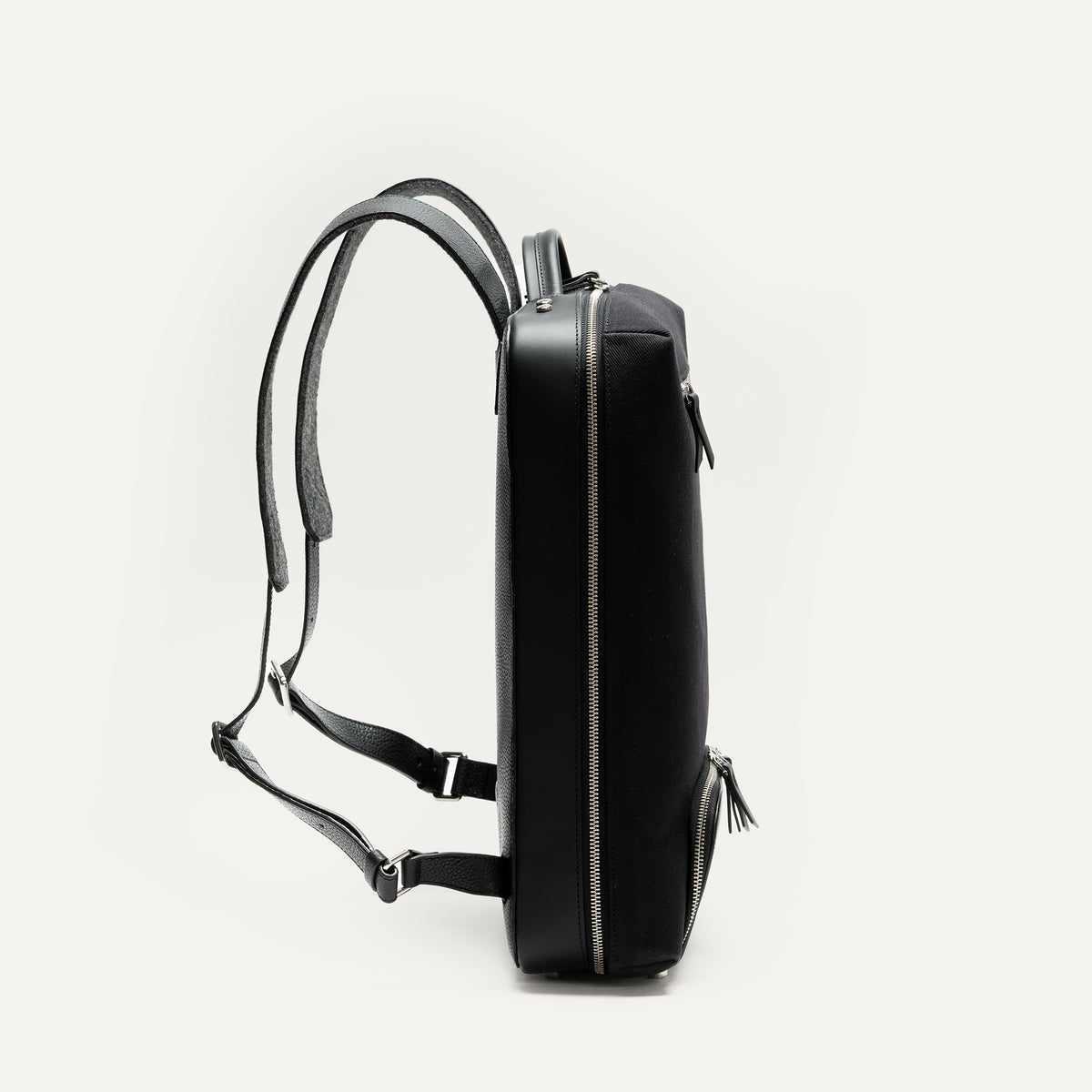sac à dos en cuir homme avec profil compact, idéal pour se déplacer avec élégance et simplicité.