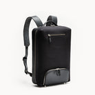 Sac à dos homme luxe en cuir et toile noire, parfait pour transporter son ordinateur avec élégance.