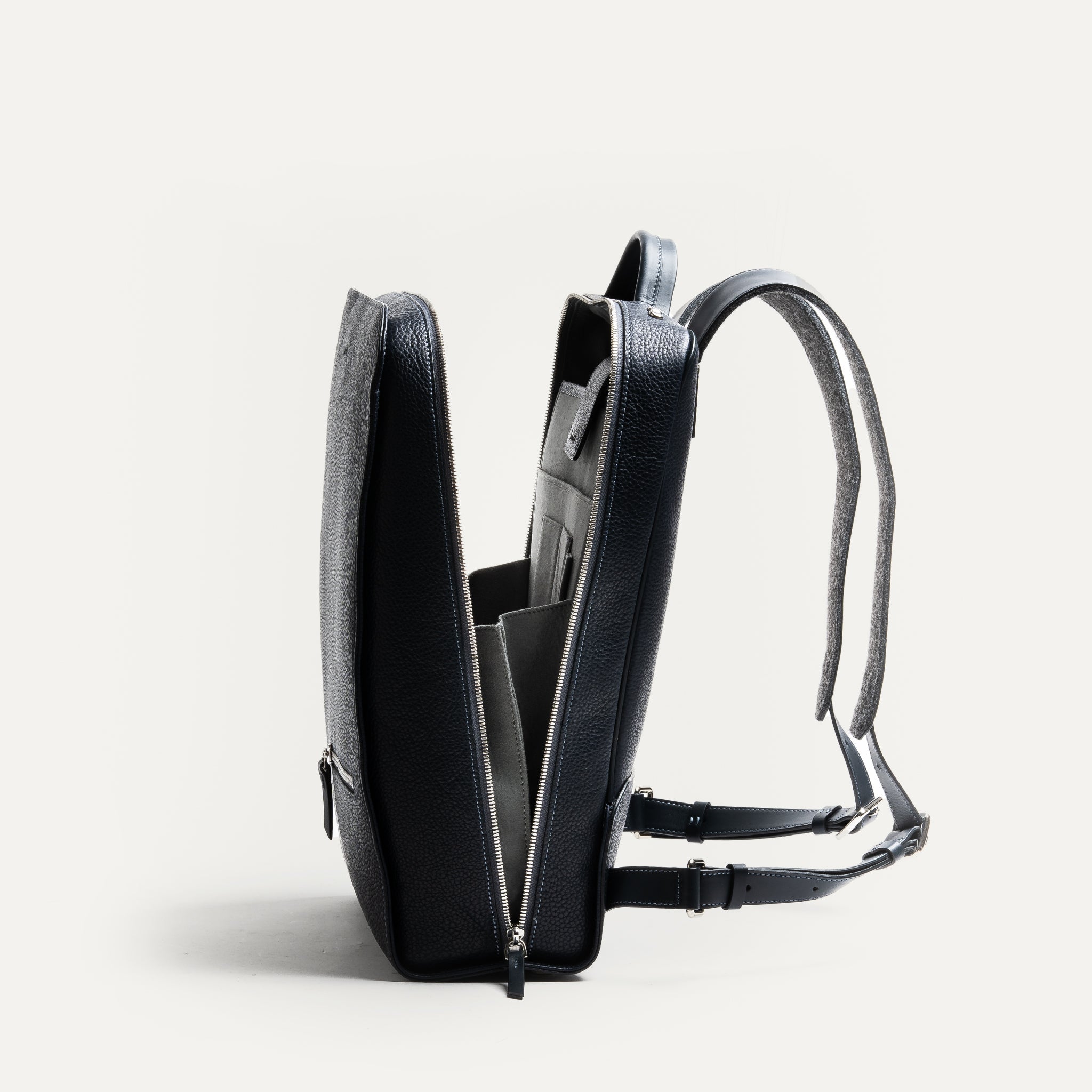 sac à dos homme travail avec une ouverture large et des espaces intérieurs bien structurés.