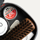 Gros plan sur le contenu d'une trousse de toilette de luxe.