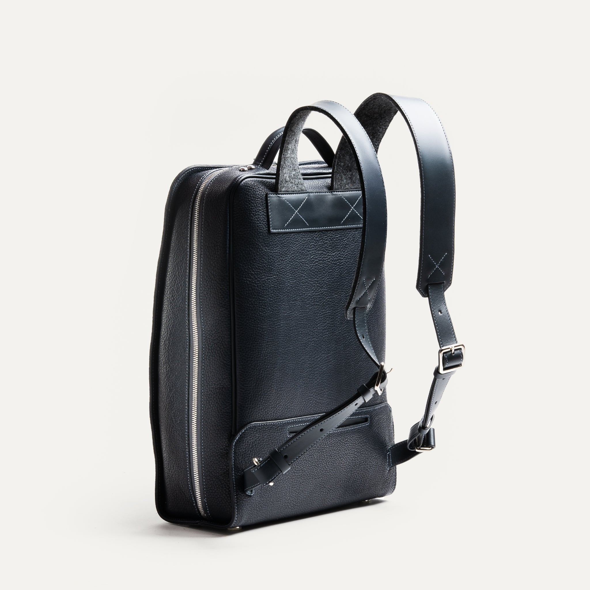 Sac à dos tendance homme avec rangement passeport et des bretelles ergonomiques.