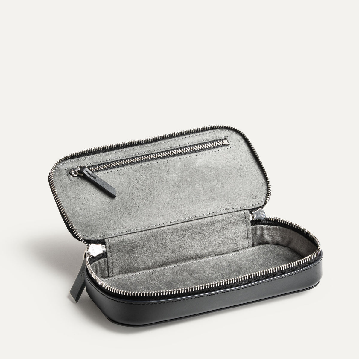 Trousse de toilette homme​ robuste en cuir noir.