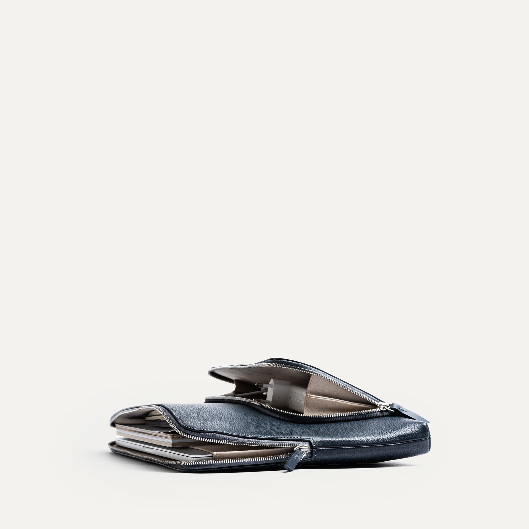 Pochette ordinateur homme​ dotée d'une poche supplémentaire pour vos accessoires, idéale pour transporter votre appareil et vos petits objets en toute sécurité.