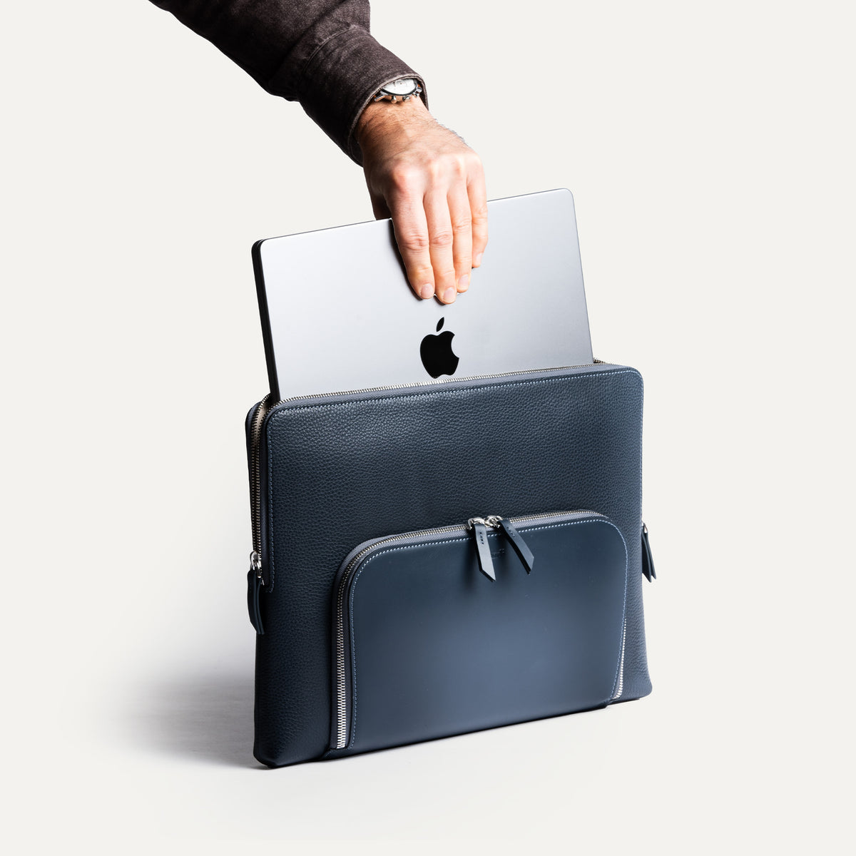 Housse ordinateur ANNA pour transportez votre ordinateur portable en toute sécurité avec notre étui en cuir robuste. 