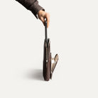 Pochette mac​ ultra fonctionnelle équipée de deux rangements sécurisé en cuir durable.
