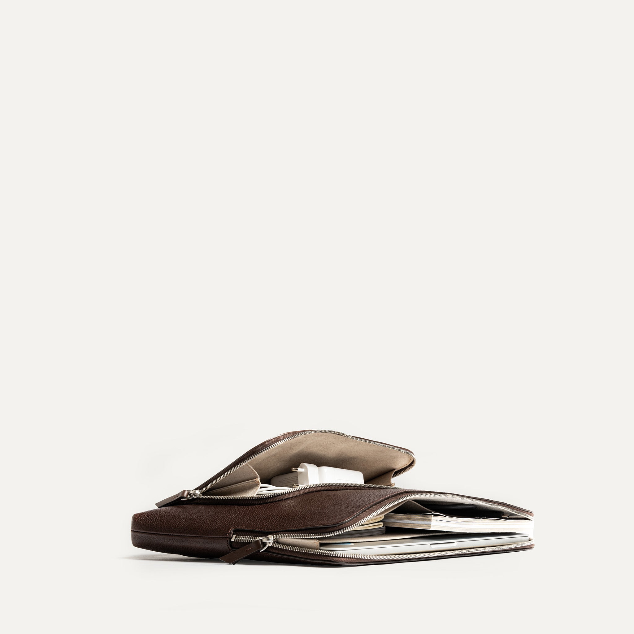 Pochette ordinateur cuir​ ANNA pensé par lundi pour un PC, mac de 16 pouces maximum pour être élégant, fonctionnelle et sécurisante.
