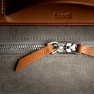 Sac à dos homme cuir luxe​ avec fermetures éclairs YKK de la gamme Excella à double curseur. 