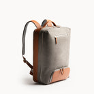 sac à dos business homme​ en cuir cognac et toile déperlante. 

