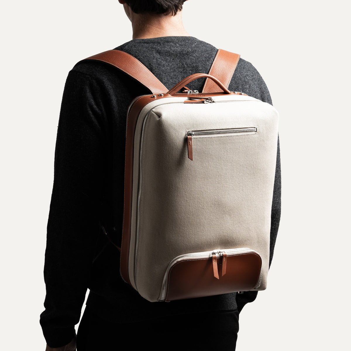 Sac à dos luxe homme en cuir adapté à un usage professionnel ou décontracté.