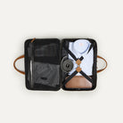 Sac à bandoulière homme Bellecourt combine un compartiment bureau avec un compartiment pour vos affaires personnelles. Chemise, trousse de toilette, cravate, caleçon , t-shirt trouveront leur place dans le compartiment  prévu à cet effet.