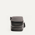 Trousse de toilette femme grand format vue de côté, conçue en cuir texturé de haute qualité avec fermeture éclair robuste.