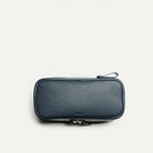 Trousse de toilette femme vue de dessus, en cuir texturé bleu marine, élégante et pratique pour les voyages.