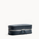 Trousse de toilette homme cuir bleu marine fermée, élégante et moderne, idéale pour les accessoires de voyage.