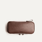 Grande trousse de toilette pour homme vue du dessus, en cuir marron texturé, avec double fermeture éclair.