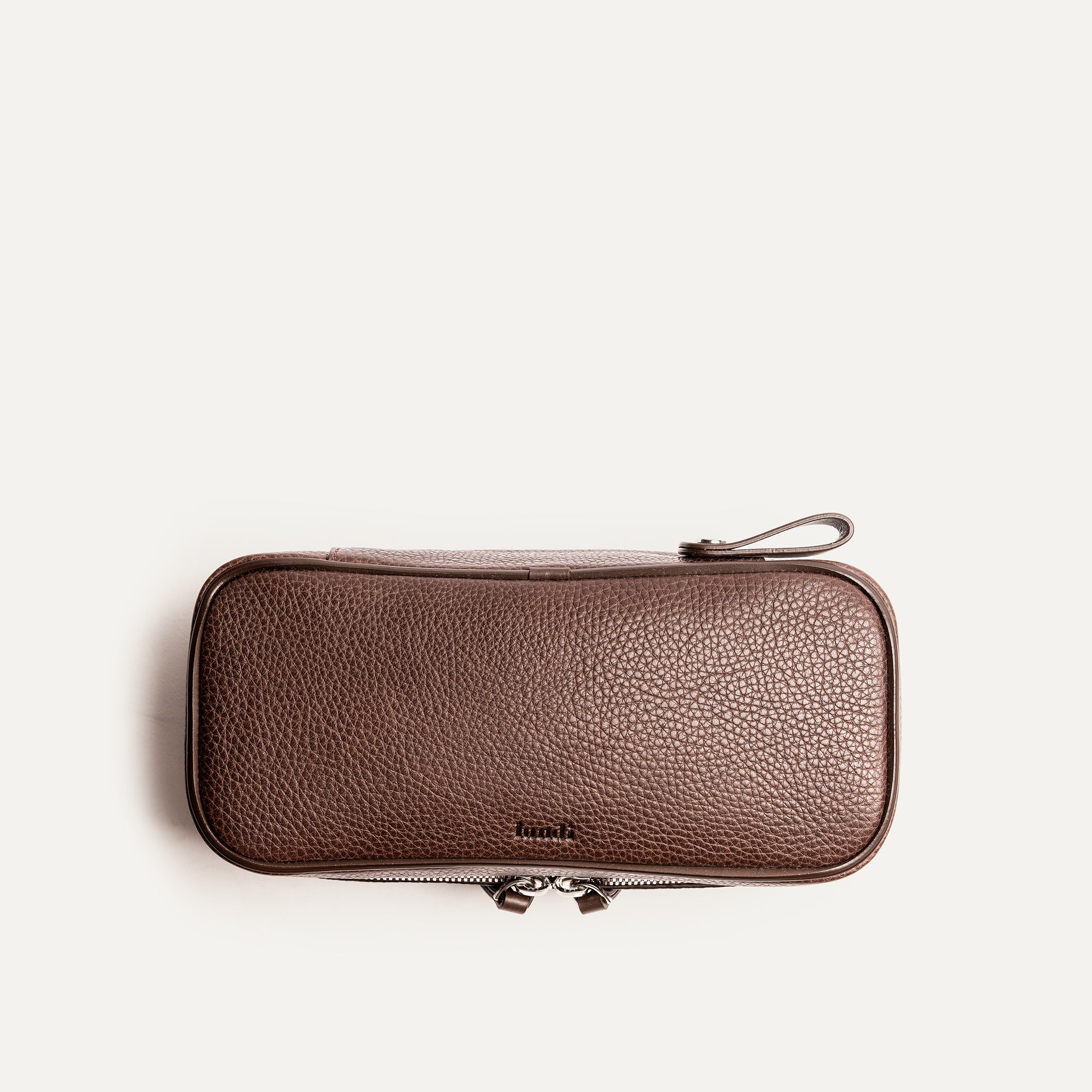 Grande trousse de toilette pour homme vue du dessus, en cuir marron texturé, avec double fermeture éclair.