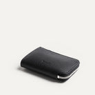 Porte feuille homme en cuir grainé noir, design épuré avec zip métal.