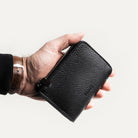 Portefeuille homme luxe​ en cuir semi végétal durable, robuste et au design élégant.