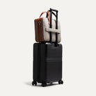 Sac à main homme CONALLY en cuir cognac et toile grise équipé d'un passant trolley.
