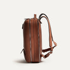 Sac à dos de voyage homme au format compact, design fin avec rangements discrets pour 36 heures