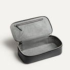 Vu intérieur de la trousse de toilette homme en cuir​ noir pensé par lundi pour être pratique et élégante.