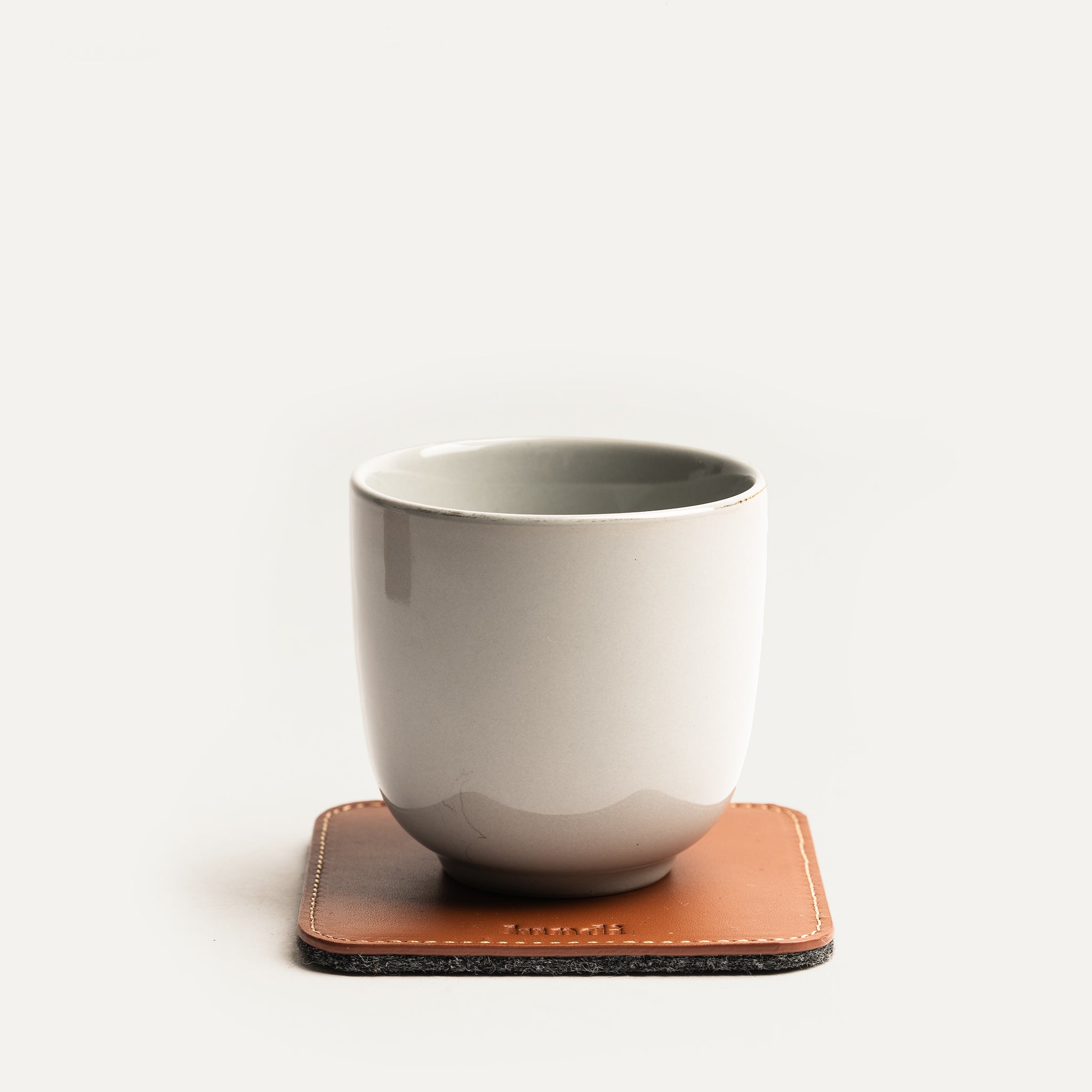 Sous tasse​ minimaliste, élégant en cuir.