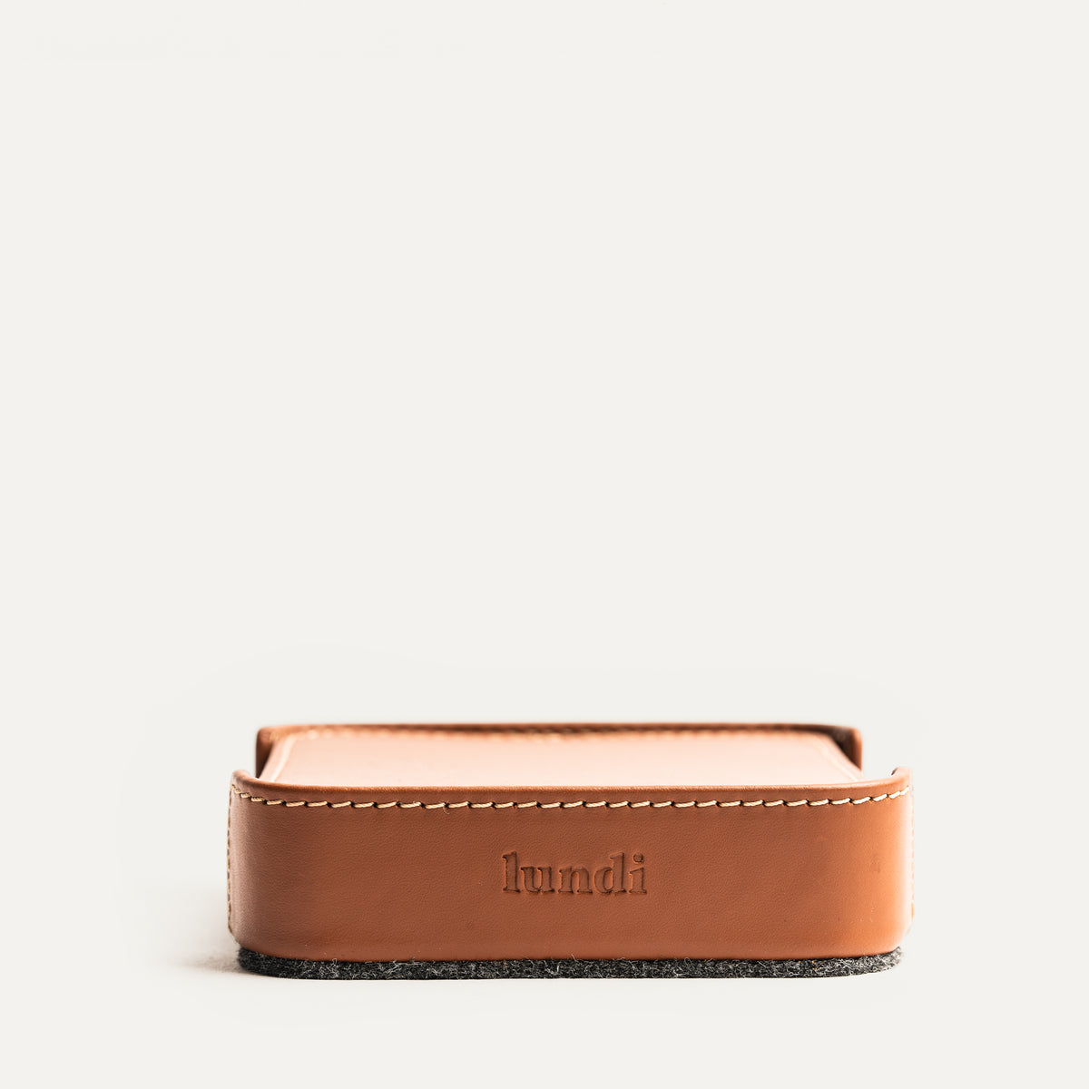 Sous tasse​ vendu par 4, réversible feutre ou cuir cognac.