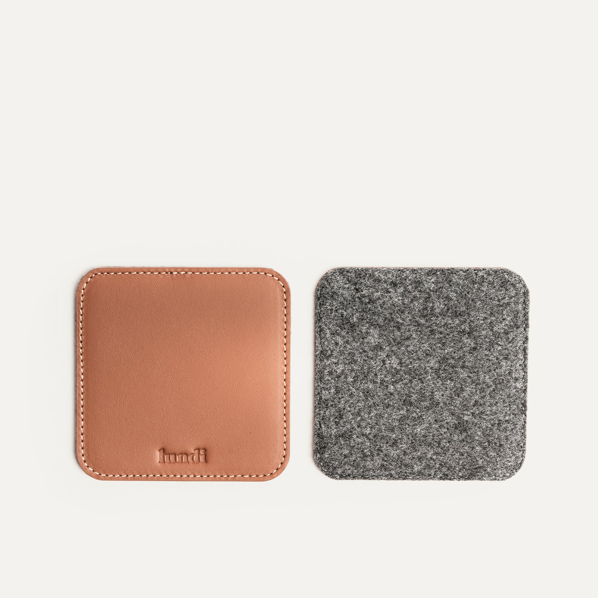 Dessous de verre​ réversible en cuir cognac ou en feutre recyclé, pensé par lundi.