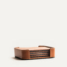 Sous tasse​ vendu par 4, dimensions : 42 x 30 cm, en cuir cognac.