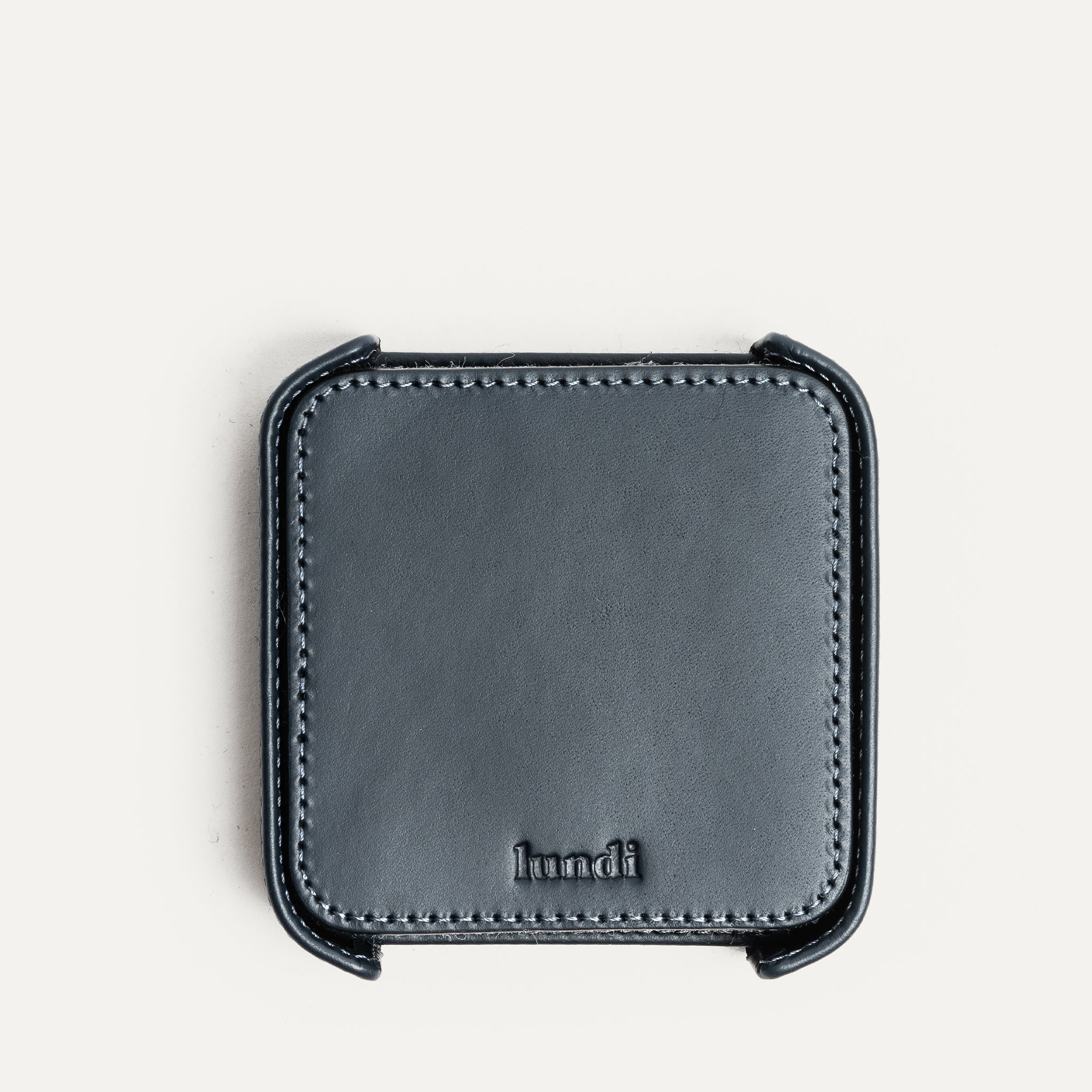Sous verre​ ranger dans un support chic pour son bureau ou sa maison.
