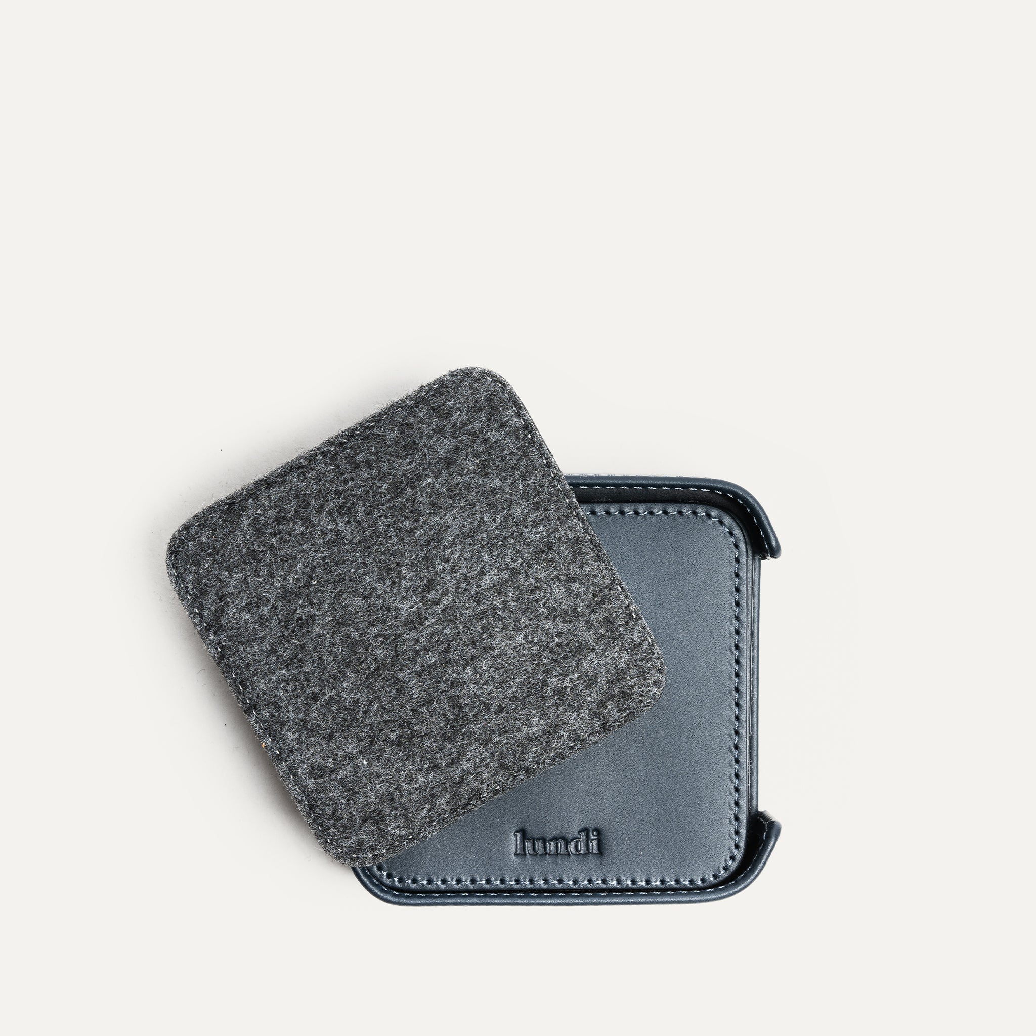 Sous verre​ réversible bleu marine et feutre gris.