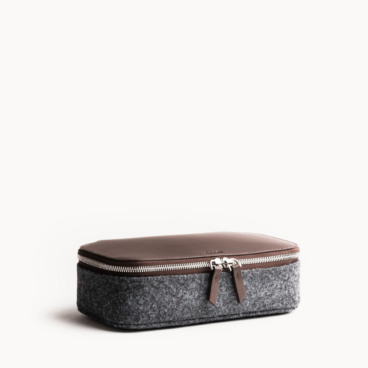 Trousse de toilette homme cuir en feutre gris et cuir marron, fermée avec fermeture éclair argentée.