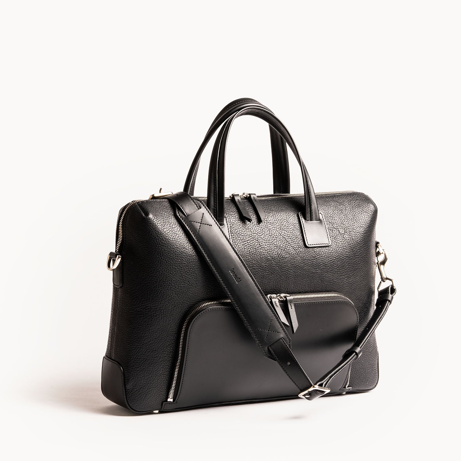 Porte-document en cuir noir haut de gamme pensé par lundi  pour durer toute une vie. 