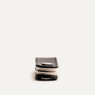 Porte clé personnalisé vu de face, avec clés empilées à l’intérieur du cuir noir, format très compact
