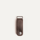 Porte clé pour homme​ ultra compact en cuir marron.