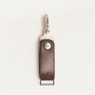 Porte clé pour homme​ élégant et chic en cuir marron semi végétal.