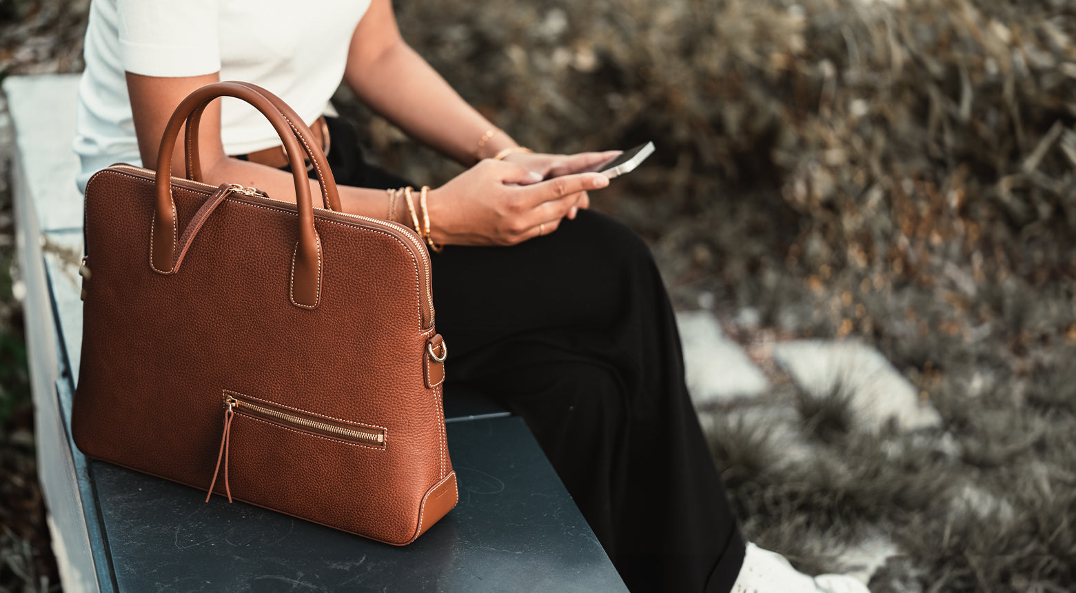 Porte documents en cuir grainé ~ LENA - COGNAC