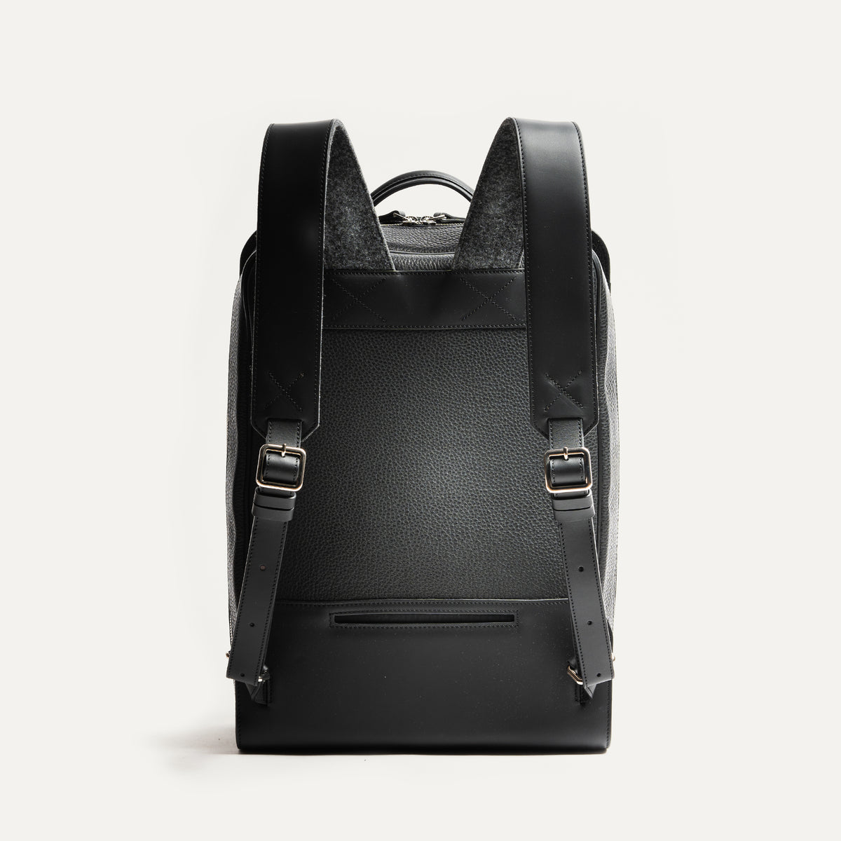 Sac à dos tendance homme en cuir noir, avec rangement passeport et pour ordinateur.