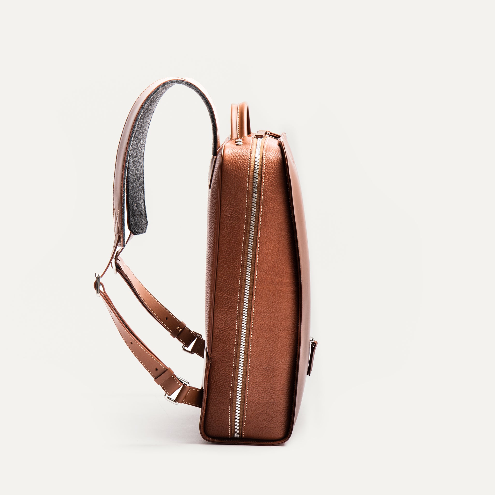 Sac à dos homme luxe avec des sangles robustes pour un confort optimal.