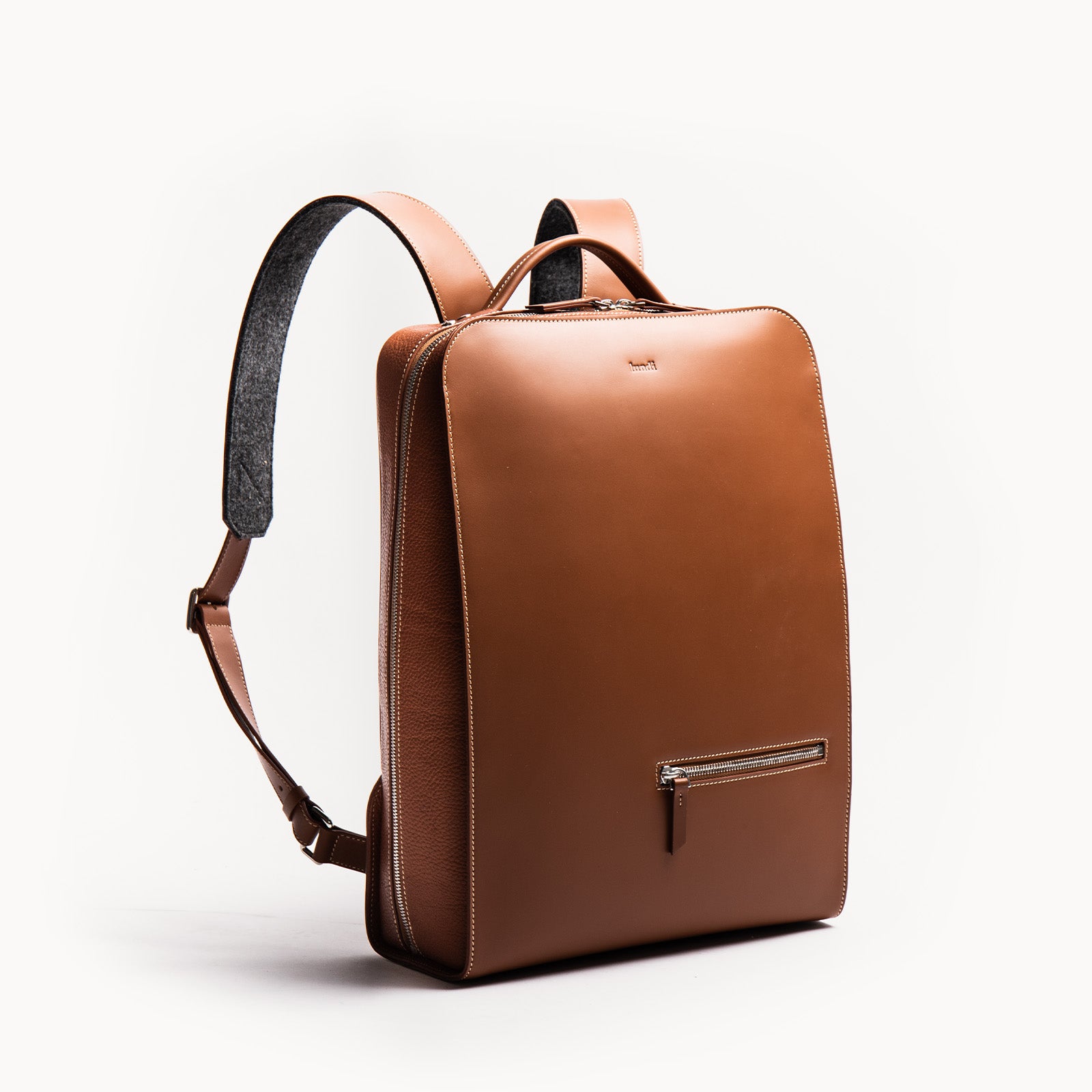Sac à dos homme en cuir avec bretelles ajustables et passant pour trolley.