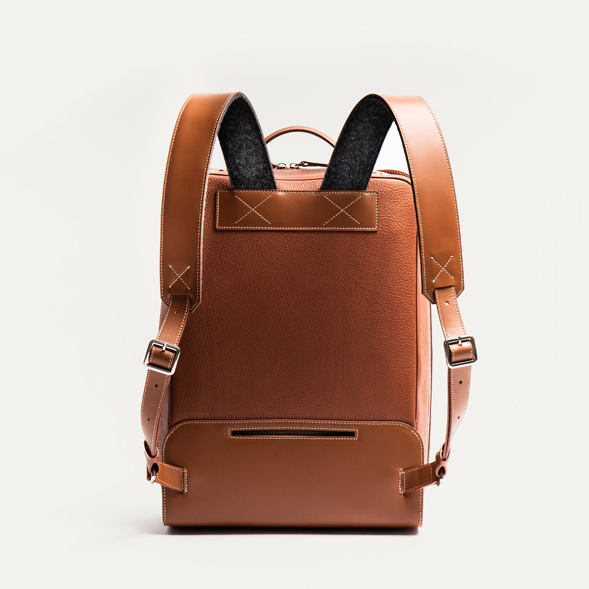 Sac à dos de travail pour homme, compartiment inférieur zippé.